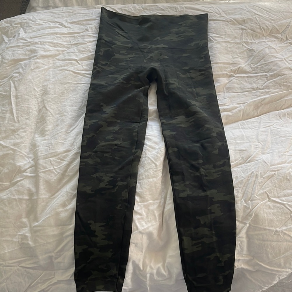 SPANX camo leggings / size large